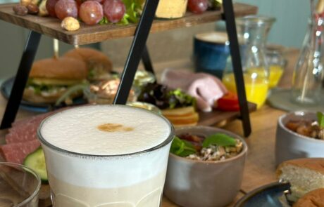 Latte macchiato im Café Clär